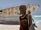 Somálský pirát Abdi Ali stojí ped tchajwanskou lodí vyplavenou na plá ve