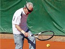 Ptadevadesátiletý tenista Artin Elmayan pi tréninku v argentinském Buenos