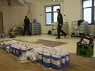Celníci prohledávají areál bývalé výrobny cukrovinek v Opav, kde zabavili