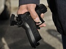 Policista nese plastovou pistoli, kterou stelec Chrastav vystelil na