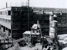 Stavba betonového skeletu haly 3 z jihovýchodního pohledu z roku 1984. V...