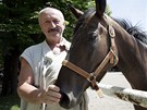Oldřich Navrátil má koně rád. Snímek je z natáčení seriálu Znamení koně v...