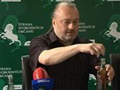 Prezidentský kandidát Jakl otevel na tiskovce láhev tvrdého alkoholu  a nabídl...