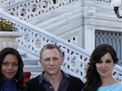 Naomie Harrisová, Daniel Craig a Bérénice Marlohe po tiskové konferenci k filmu...