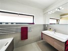 Spodní koupeln dominuje podélné okno zvýraznné úzkými pásky keramického
