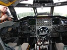 Do kabiny pilot B-52 na Dnech NATO 2012 nahlíeli návtvníci ze schdk