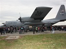 Mohutný trup "náklaáku" C-130H2 Hercules lákal k prohlídce tisíce lidí.