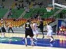 Nymburtí basketbalisté (v bílém) bhem utkání kvalifikace o Euroligu proti...