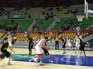 Nymburský basketbalista Christos Tapoutos (v bílém) útoí na ko belgického...