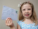 Malá Jasmine Hudsonová s dopisem od Barbary Richardsové, která nala její vzkaz...
