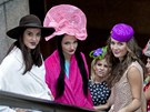 Modelky zapózovaly ve více i mén extravagantních kloboucích a fascinátorech...