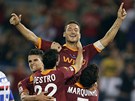 KAPITÁNOVA OSLAVA. Francesco Totti, záloník a kapitán AS ím, se raduje ze své