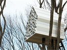 Japontí architekti z ateliéru Nendo postavili vysoko na strom obí ptaí...