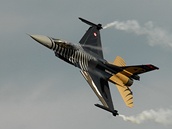 Turecký letoun F-16 Soloturk na Dnech NATO v Ostravě