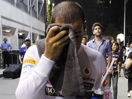 KONEC. Lewis Hamilton v paddocku pot, co musel kvli technick zvad