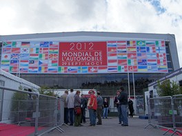 Hlavní vchod na autosalon. Najdte eskou vlajku.