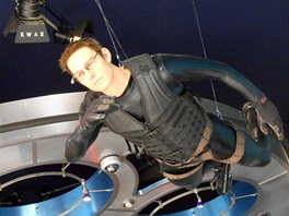Hlídá je agent Ethan Hunt z Mission: Impossible, tedy voskový Tom Cruise ped...