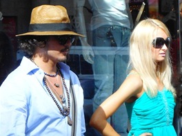 To Johnny Depp a Paris Hilton se na pání i políbí... Jen ernoský Joker z...