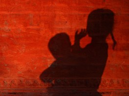 STÍNOHRA. Dívka vrhá i se svým malým bratrem stín na ze v nepálském Lalitpuru...