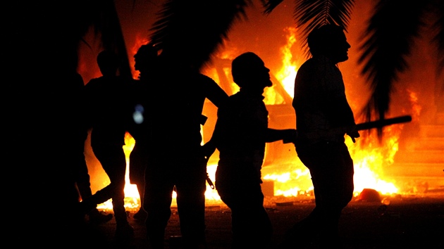 Obyvatel Benghz o vkendu napadli a vyrabovali zkladnu milice Ansar al-ara (24. z 2012)