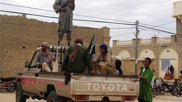 Bojovnci islamistickho hnut Ansar Dine v Timbuktu (31. srpna 2012)
