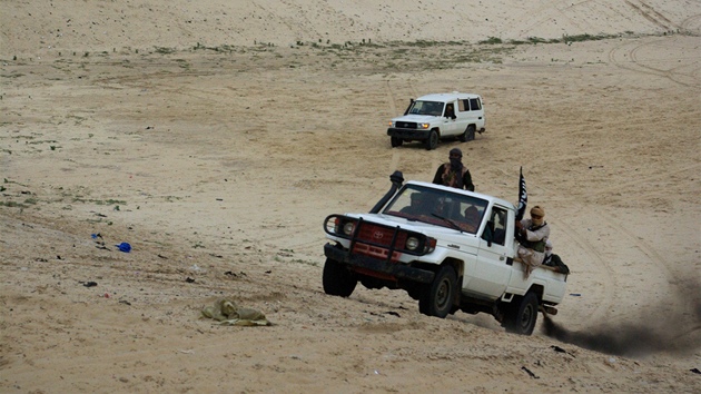 Bojovnci islamistickho hnut Ansar Dine nedaleko Timbuktu (16. z 2012)