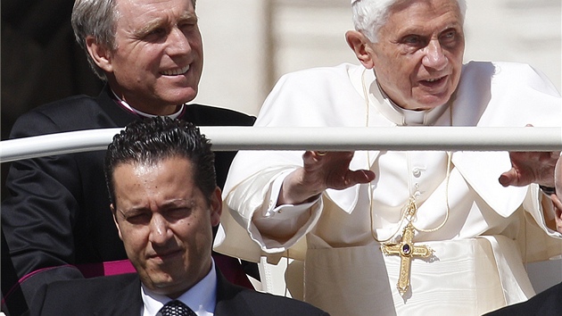 Pape Benedikt XVI. a jeho osobn komornk Polo Gabriele (dole) na archivnm snmku 
