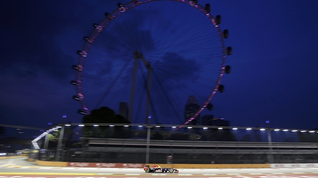 Sebastian Vettel pI prvním tréninkU na Velkou cenu Singapuru.