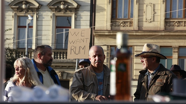 Úastníci demonstrace proti prohibici na Palackého námstí v Praze. (21. 9.