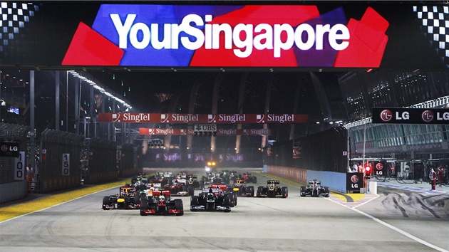 JDEME NA TO. Velk cena Singapuru krtce po startu -  v ele se dr vtz kvalifikace Lewis Hamilton.