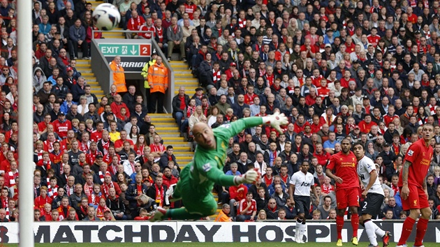 TOHLE NEMM. Pepe Reina, brank Liverpoolu, se ohl za povedenou stelou Rafaela z Manchesteru United (druh zprava).