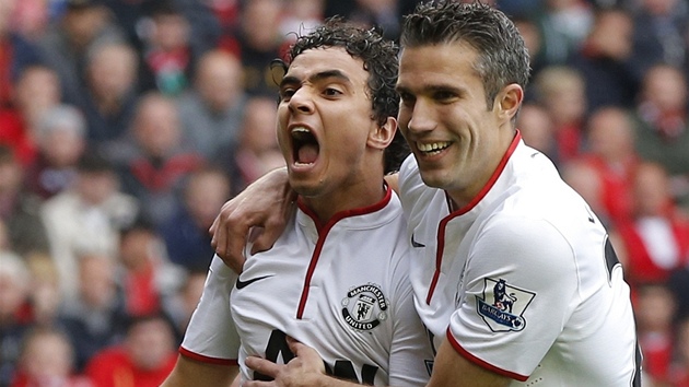 GL! Rafael (vlevo) se ze sv trefy raduje s Robinem van Persiem, spoluhrem z Manchesteru United.