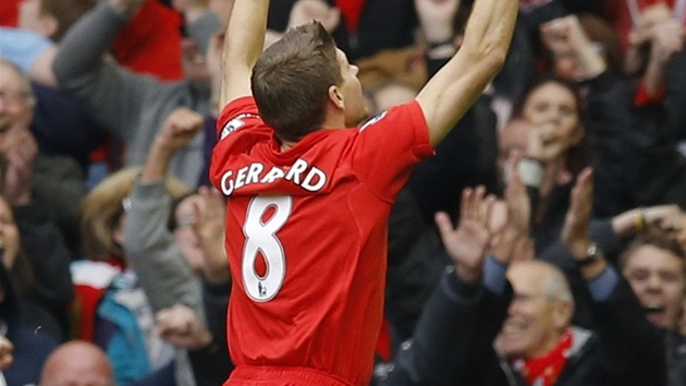 VEDEME! Steven Gerrard, kapitn Liverpoolu, se raduje ze sv trefy do st Manchesteru United.