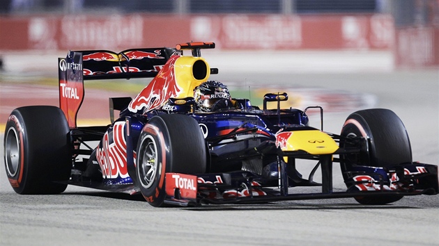 LDR ZVODU. Sebastian Vettel v ele Velk ceny Singapuru.