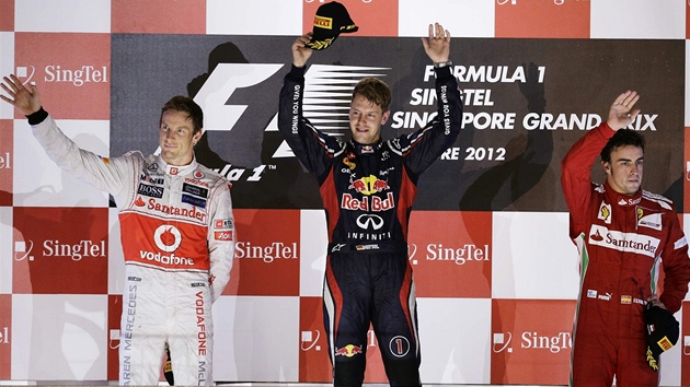 STUPN VTZ. Velkou cenu Singapuru vyhrl Sebastian Vettel (uprosted), druh dojel Jenson Button (vlevo) a tet Fernando Alonso.