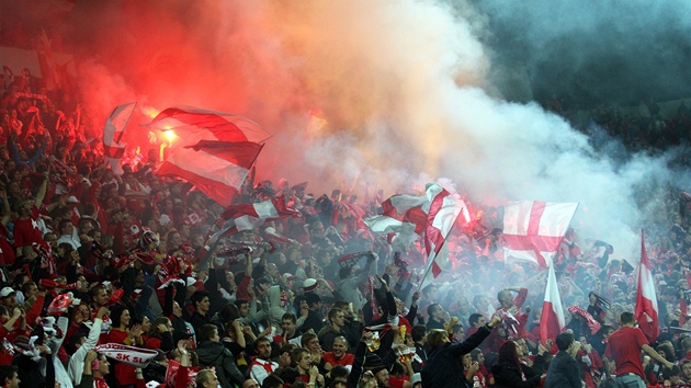 OSLAVNÝ DÝM. Derby musel rozhod�í n�kolikrát p�eru�it kv�li výtr�nostem...