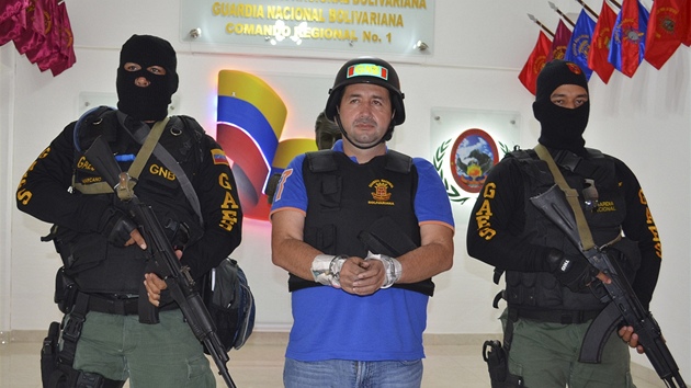 Policist ve Veneuzele odvdj narkobarona Daniela Barreru po jeho zaten (19. z 2012)