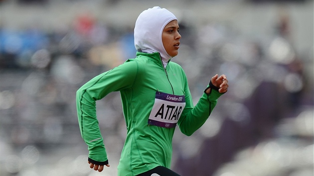 Sadskoarabsk bkyn Sarah Attarov na olympid v Londn. eny ze Sadsk Arbie se mohly olympidy zastnit, musely se ale zahalit