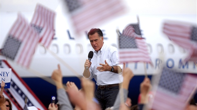 Mitt Romney promlouv ke svm pznivcm ve stt Colorado, v pozad je jeho letoun, kterm kiuje Spojen stty a sna se zskat penze na kampa i pze voli (24. z 2012)