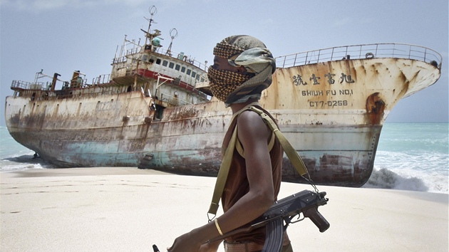 Somálský pirát Abdi Ali stojí ped tchajwanskou lodí vyplavenou na plá ve