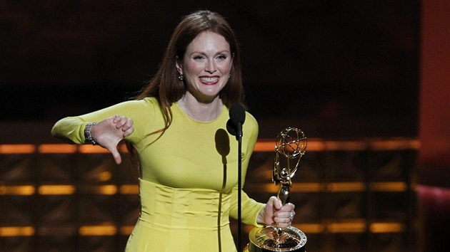 Emmy 2012 - Hereka Julianne Mooreov s cenou za nejlep vkon v televiznm filmu Prezidentsk volby