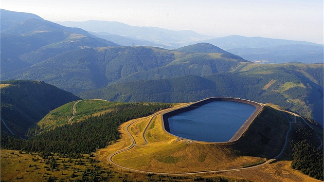 Horní nádrž přečerpávací vodní elektrárny Dlouhé stráně na vrcholu stejnojmenné moravské hory