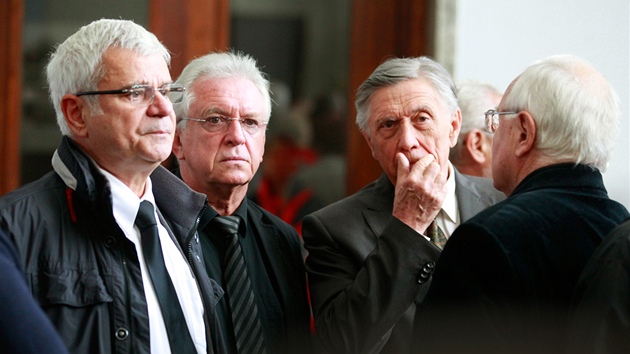 Herci Petr tpnek, Jaromr Hanzlk a Petr Kostka pi poslednm rozlouen s hercem Radoslavem Brzobohatm v praskm krematoriu Stranice (21. z 2012)