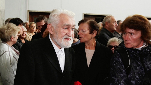 Herec Ilja Racek pi poslednm rozlouen s Radoslavem Brzobohatm v praskm krematoriu Stranice (21. z 2012)