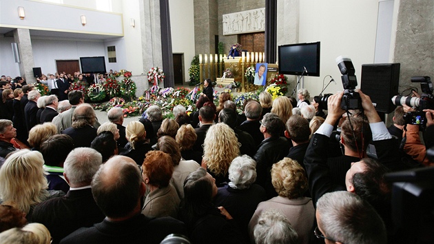 Hana Gregorov hovo pi poslednm rozlouen se svm manelem a hercem Radoslavem Brzobohatm v praskm krematoriu Stranice. (21. z 2012)