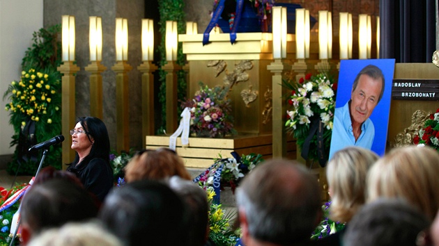 Hana Gregorová hovoří při posledním rozloučení se svým manželem a hercem Radoslavem Brzobohatým v pražském krematoriu Strašnice. (21. září 2012)