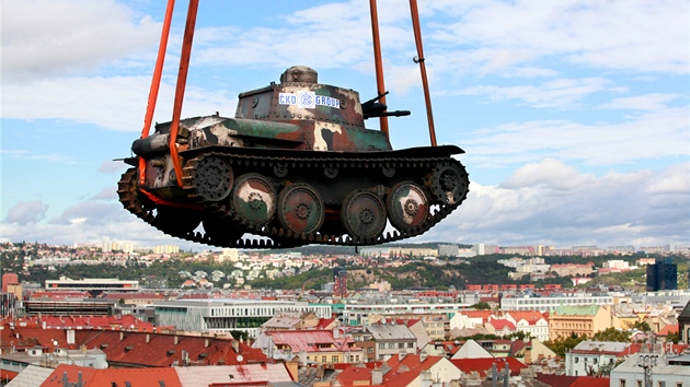 Historick esk tank LTP 38 nad Prahou (27. z 2012)