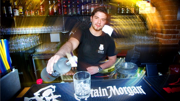Barman Michal z praského klubu Dogs Bollocks nalévá ruskou vodku s arí z
