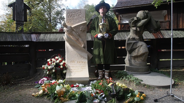 Čestnou stráž u hrobu Jiřího Rašky drží portáš, historický strážce valašských hranic. (28. září 2012)