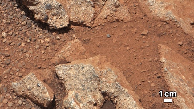 Snmek z Marsu ukzal kameny, na nich je patrn dvj psoben vody.